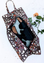 Load image into Gallery viewer, Brown/ Maroon Print Expandable Shoe Bag
